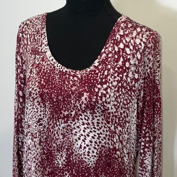 LOGO Printed Top w/Sharkbite Hem, EUC - Picture 2 of 9